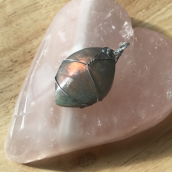 “Sunset”Labradorite leaf pendant - Picture 3 of 8